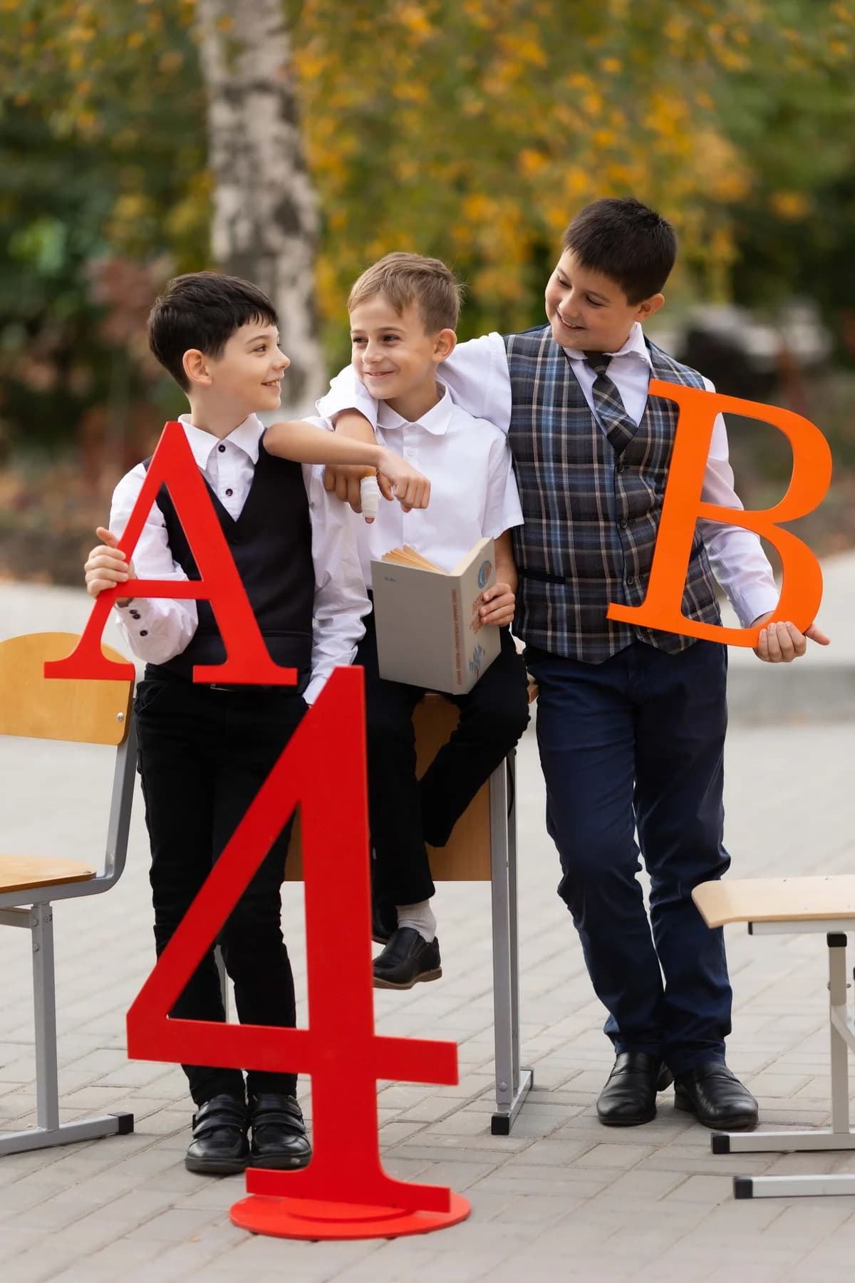 Fotografie cu colegii de clasă la ședința de absolvire