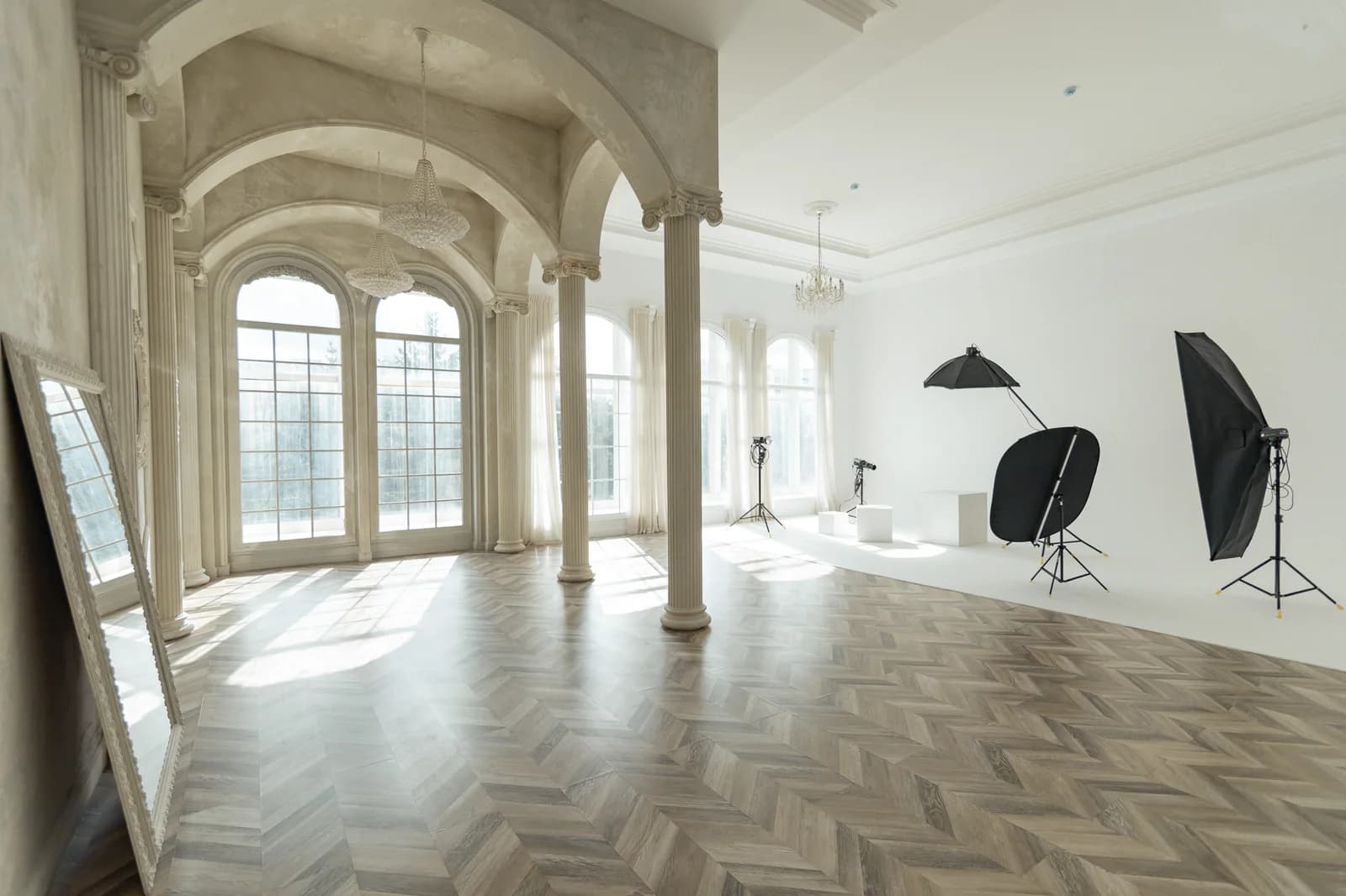 Sala Clasic Artstage, cu arcade, ferestre înalte și zonă albă pentru fotografii