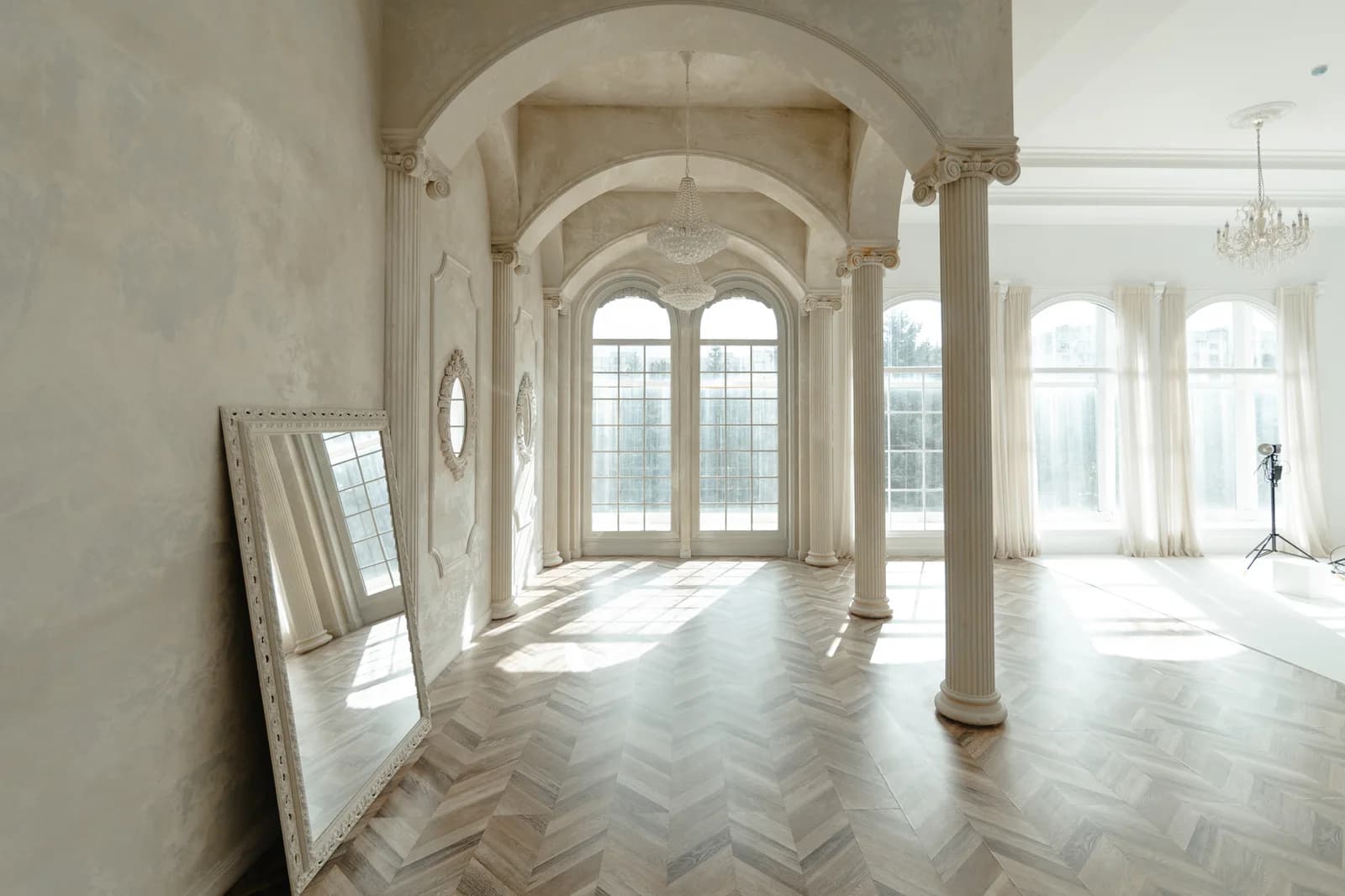 Sala Clasic Artstage, luminată prin ferestre înalte, cu arcade și pardoseală din lemn