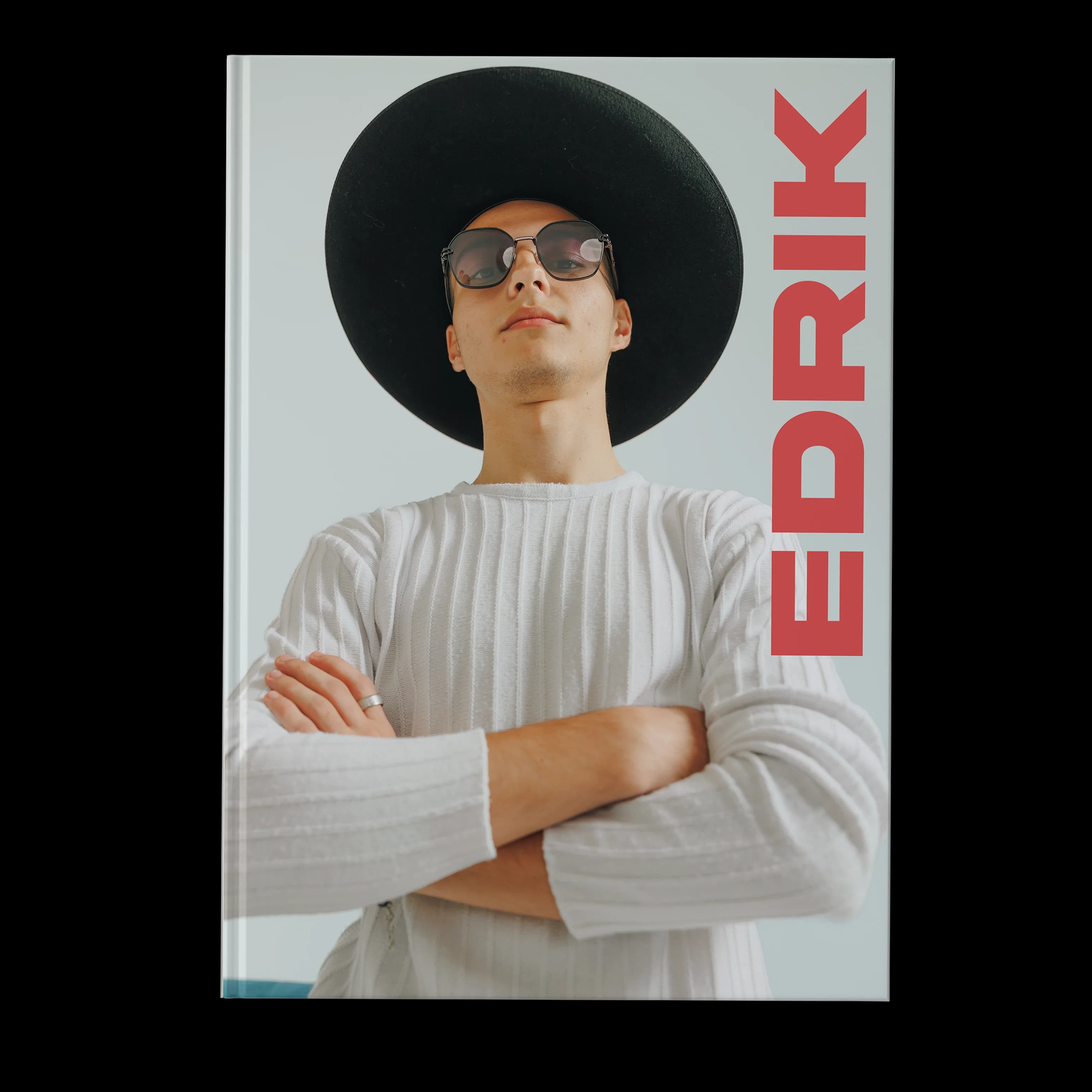 Coperta album absolvire — portret solo cu pălărie neagră, făcut în Studio TRIKI