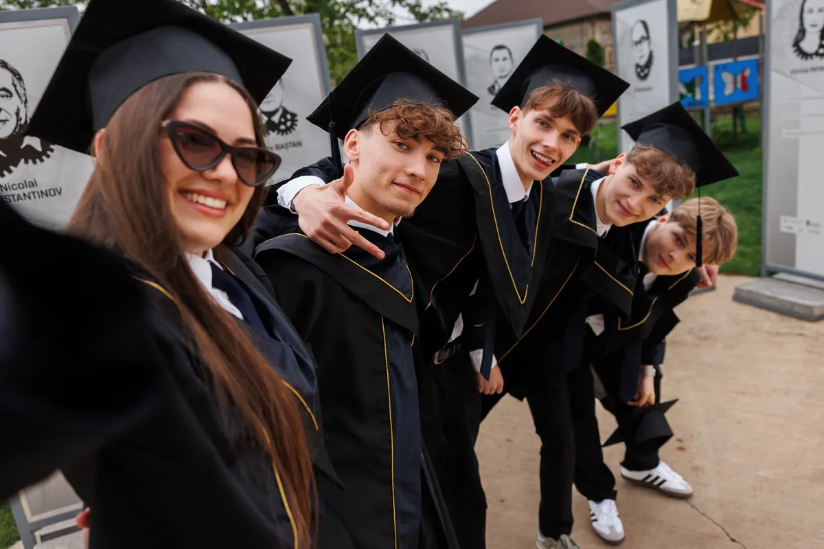 Colegii clasei în mantii, zâmbind la fotografia de grup