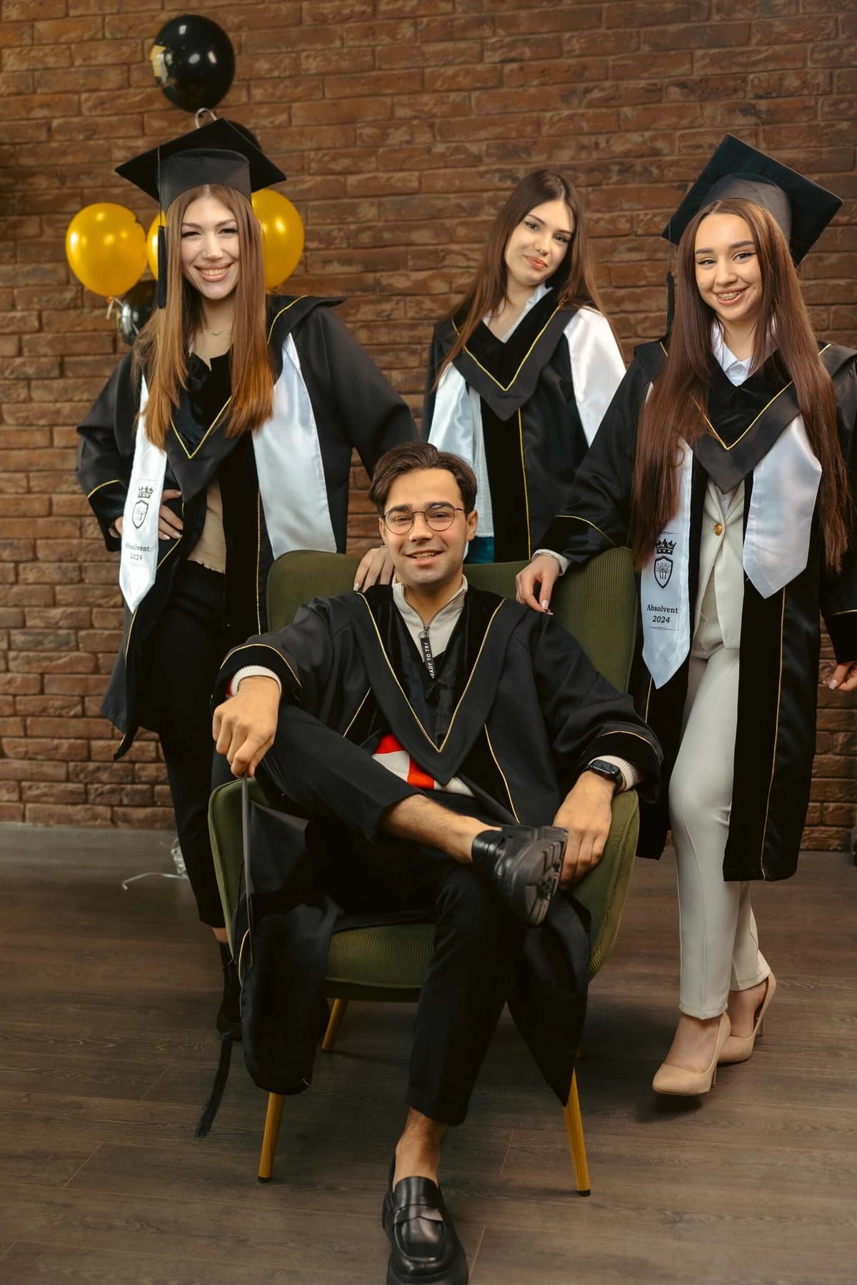 Absolvenți în mantii — fotografii ESTUDENT