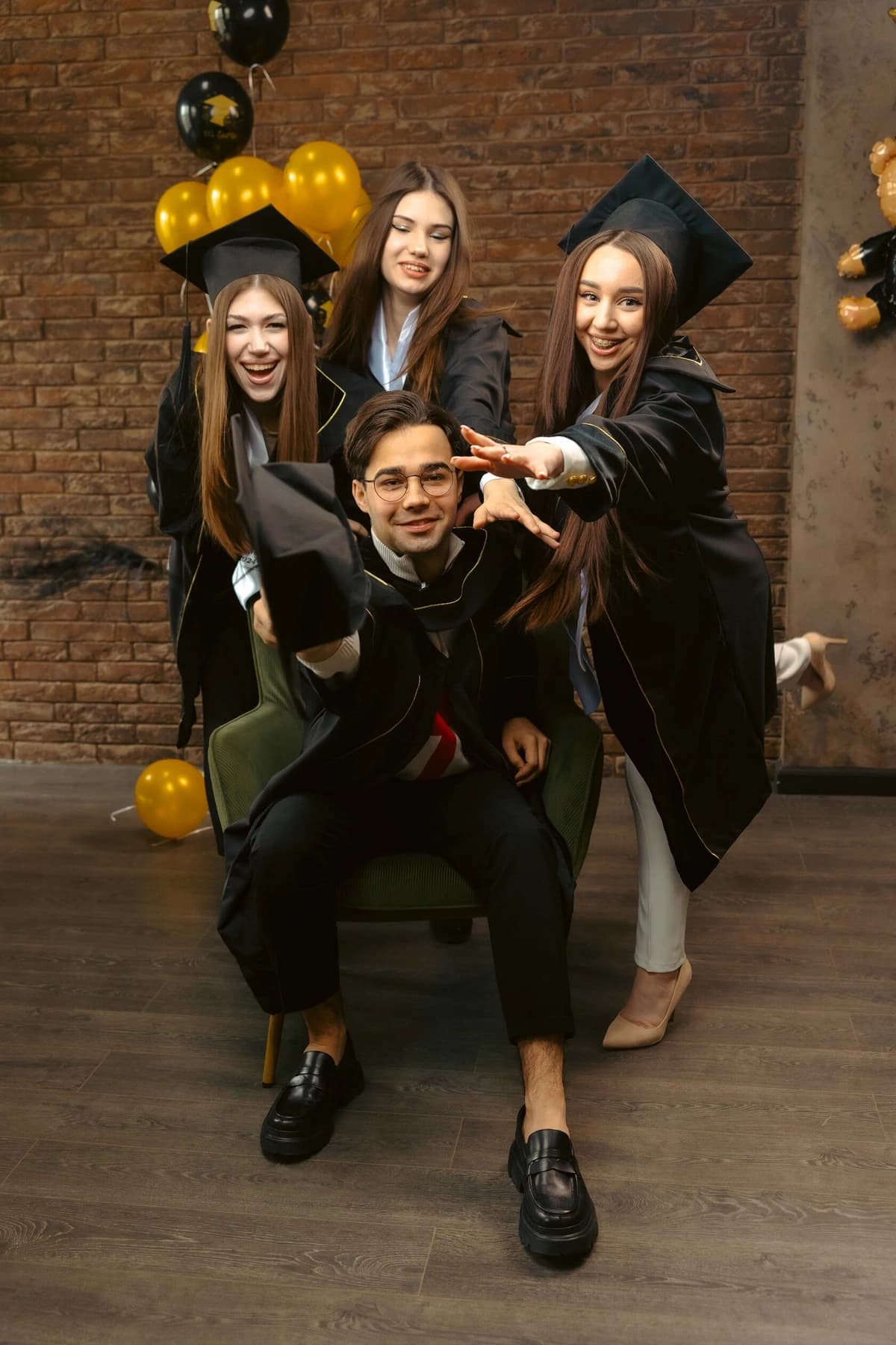 Absolvenți în mantii — fotografii ESTUDENT