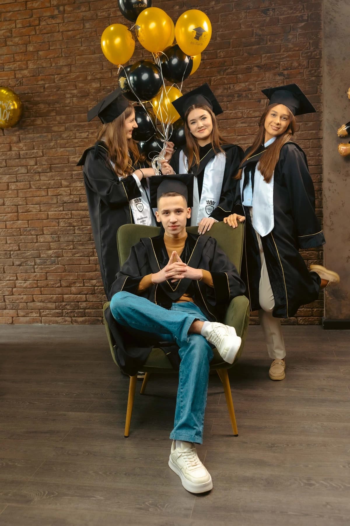 Absolvenți în mantii — fotografii ESTUDENT
