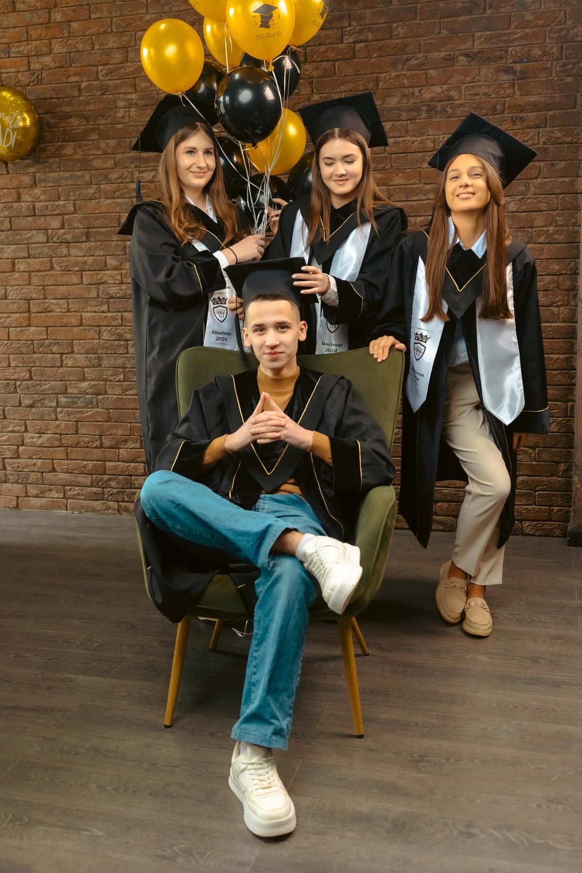 Absolvenți în mantii — fotografii ESTUDENT
