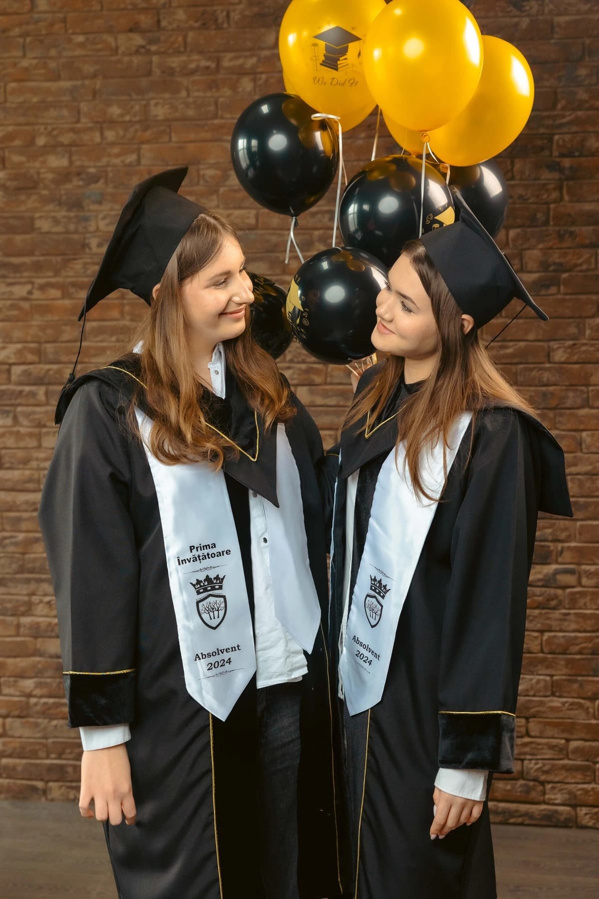Absolvenți în mantii — fotografii ESTUDENT
