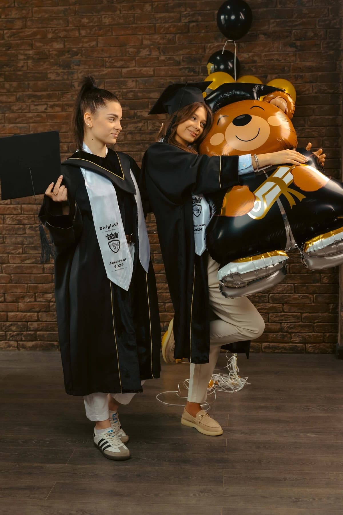 Absolvenți în mantii — fotografii ESTUDENT