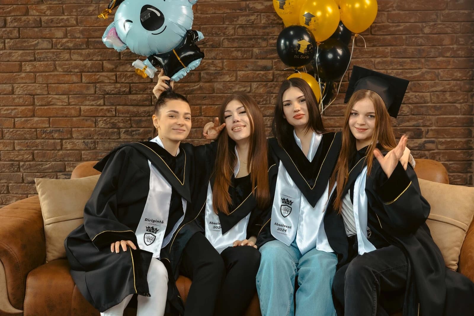 Absolvenți în mantii — fotografii ESTUDENT