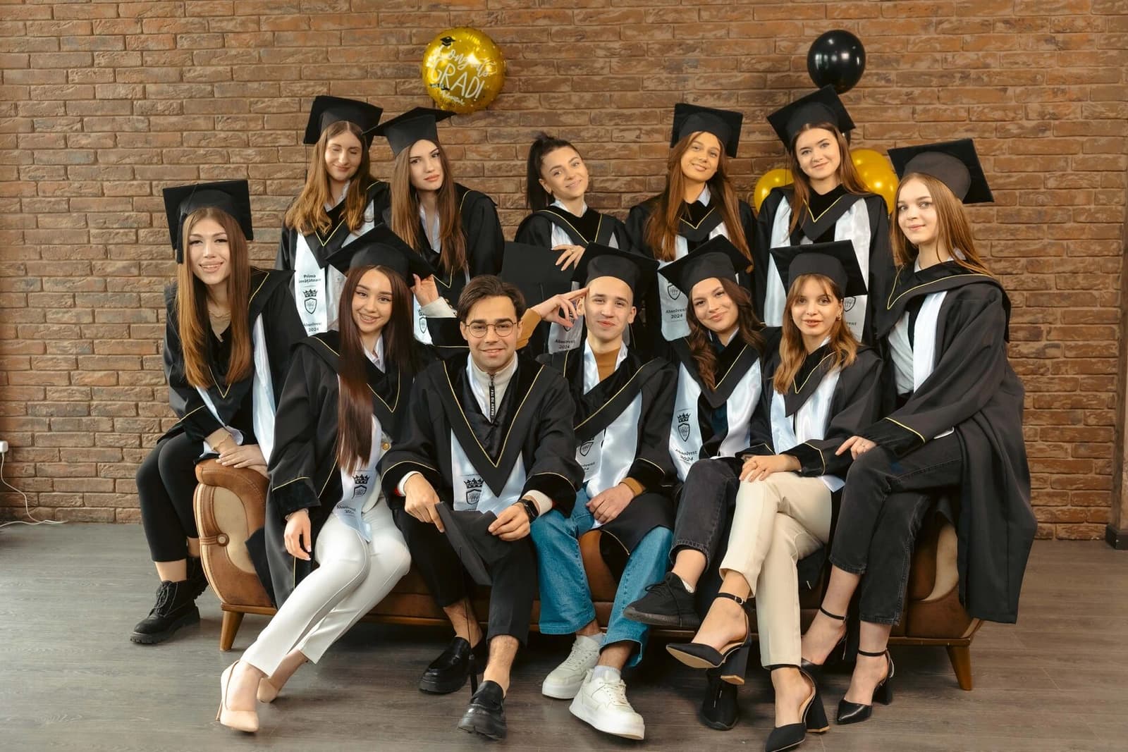 Absolvenți în mantii — fotografii ESTUDENT