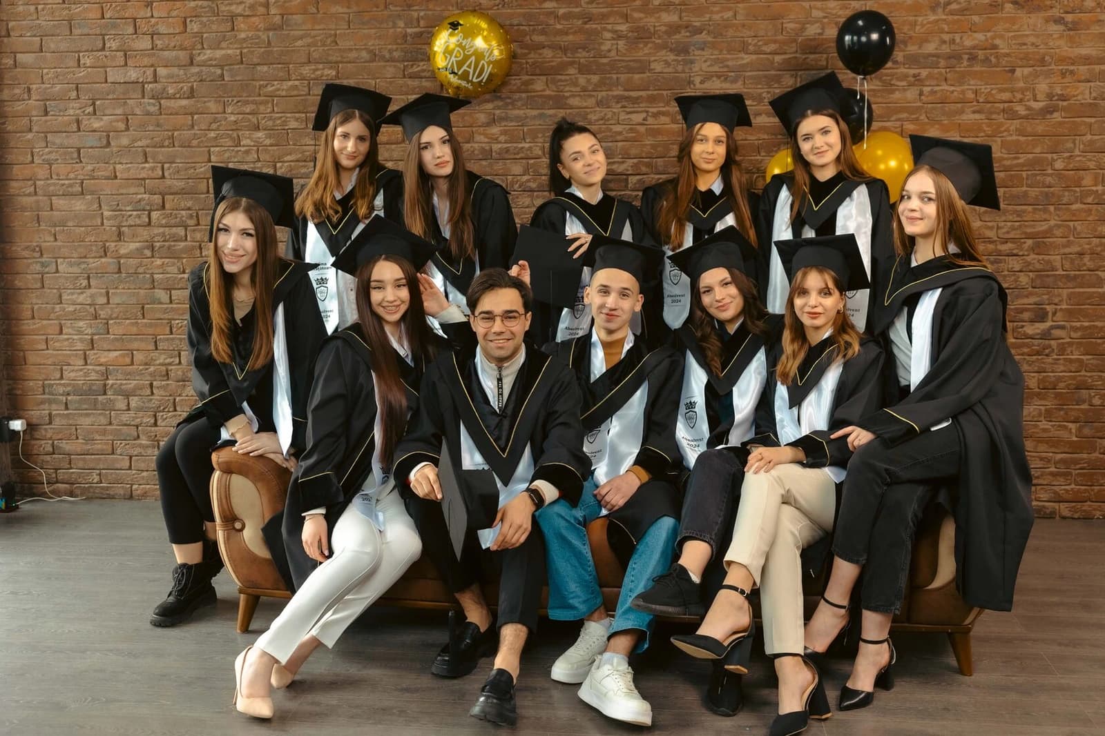 Absolvenți în mantii — fotografii ESTUDENT