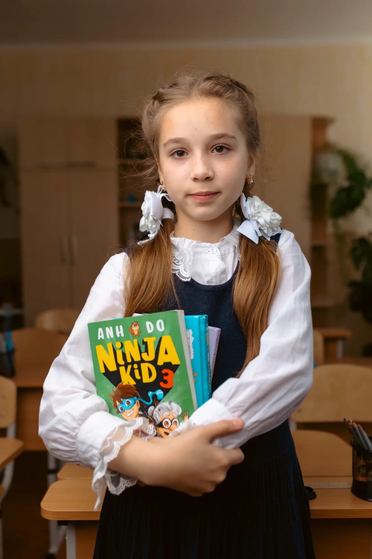 Portret al unei eleve de clasa a IV-a, cu cărțile preferate