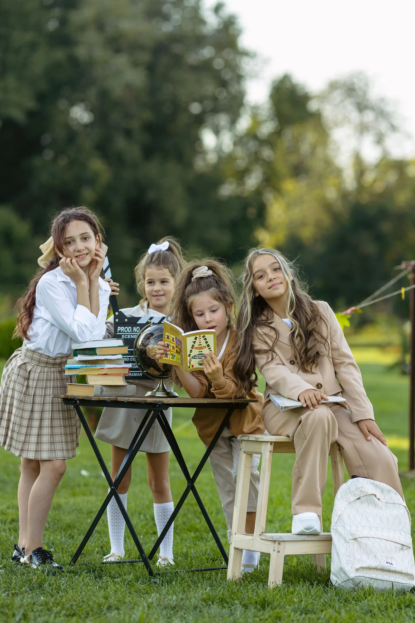 Copii fotografiați împreună în decorul ședinței foto în aer liber
