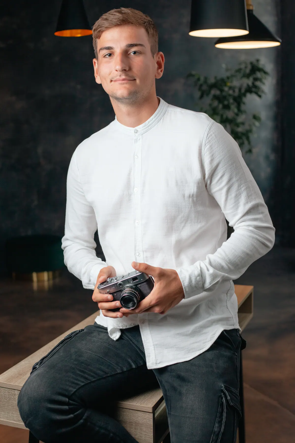 Portret de absolvent fotografiat în studio
