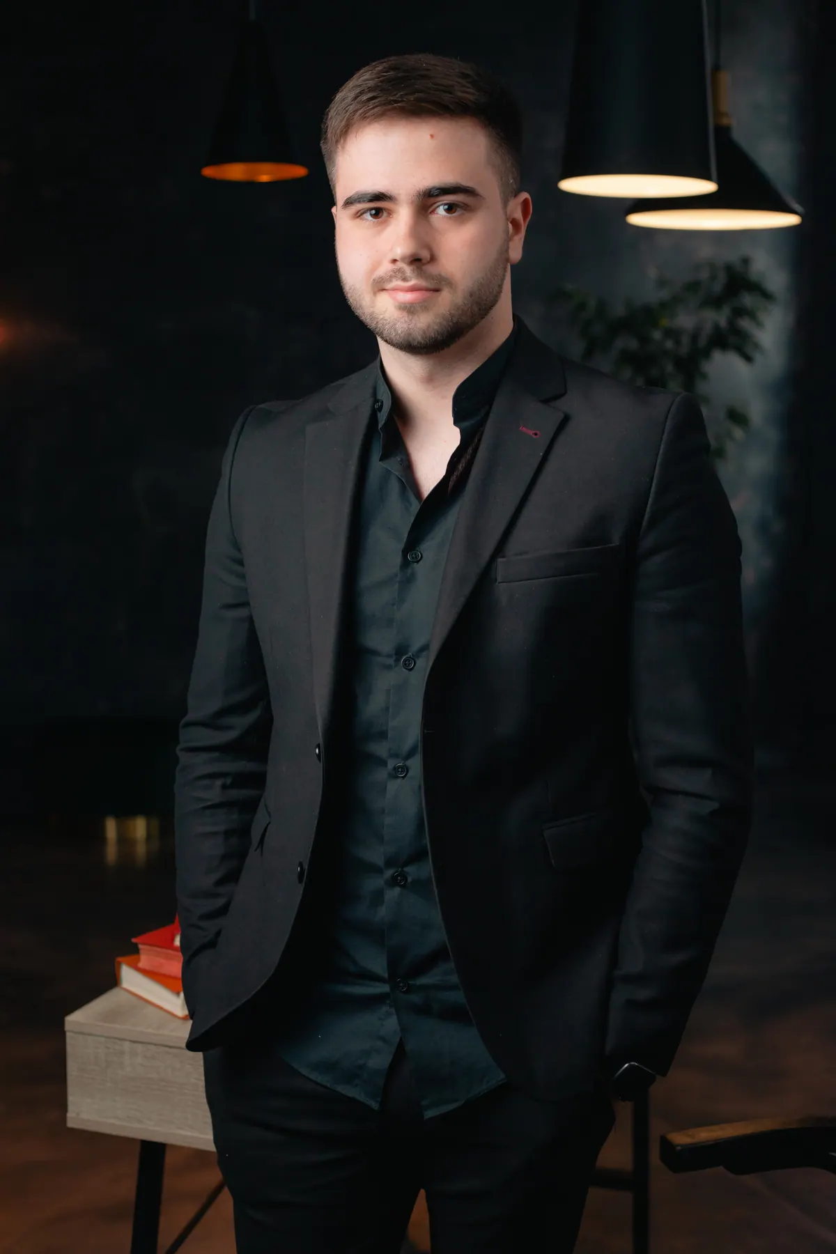 Portret de absolvent fotografiat în studio