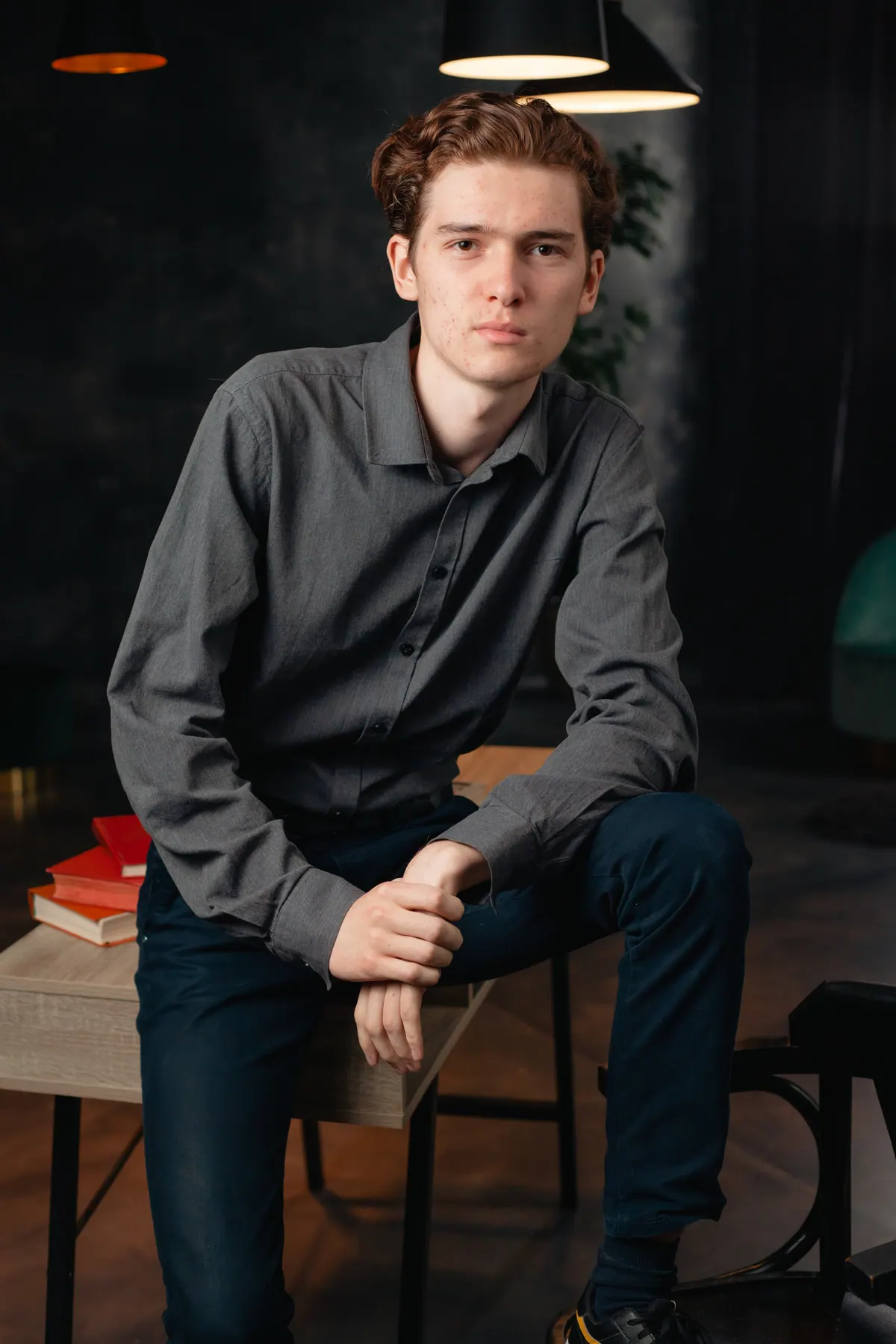 Portret de absolvent fotografiat în studio