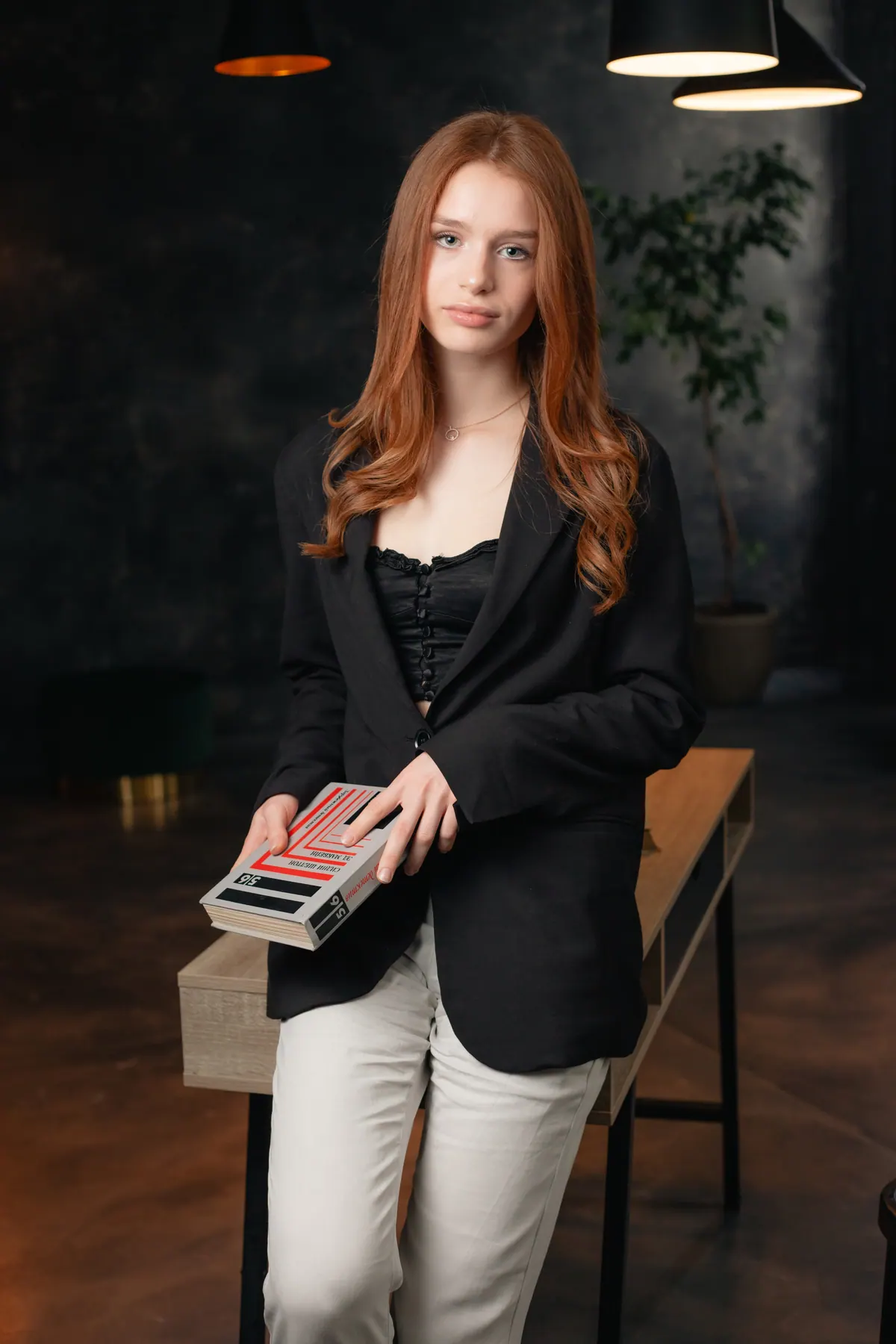Portret de absolvent fotografiat în studio