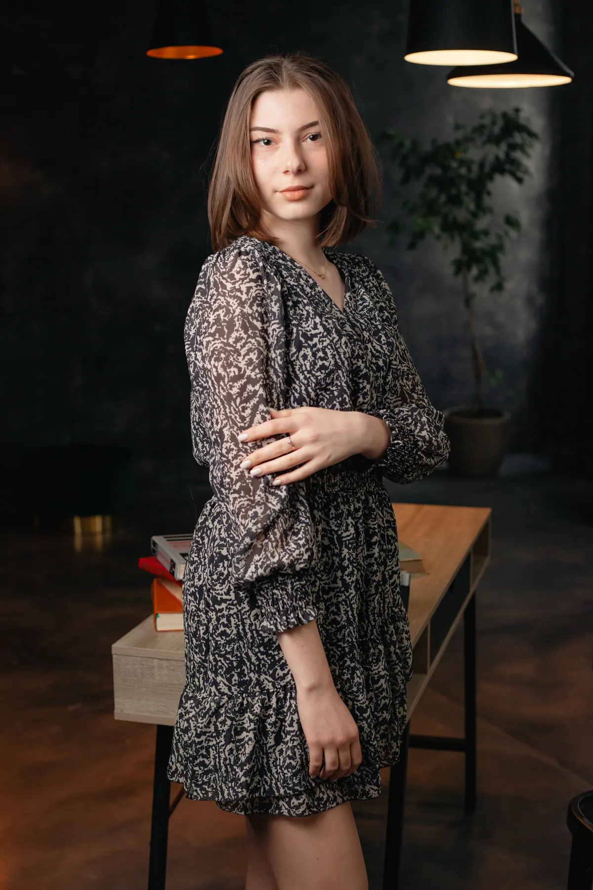Portret de absolvent fotografiat în studio
