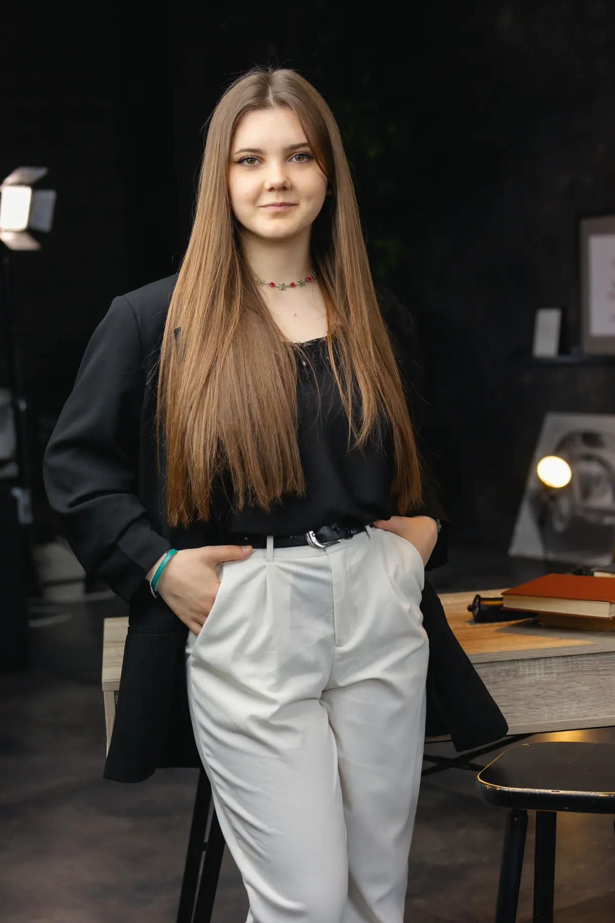 Portret de absolvent fotografiat în studio