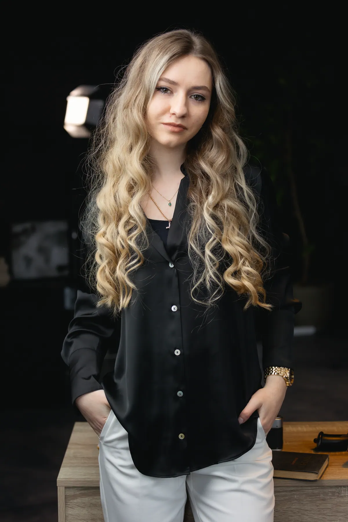 Portret de absolvent fotografiat în studio