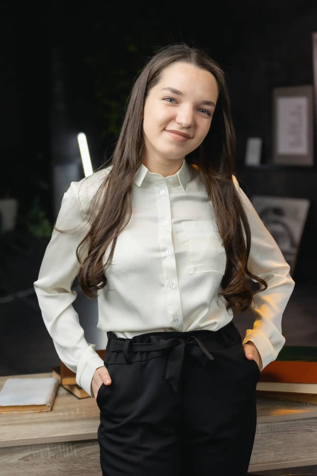 Portret de absolvent fotografiat în studio