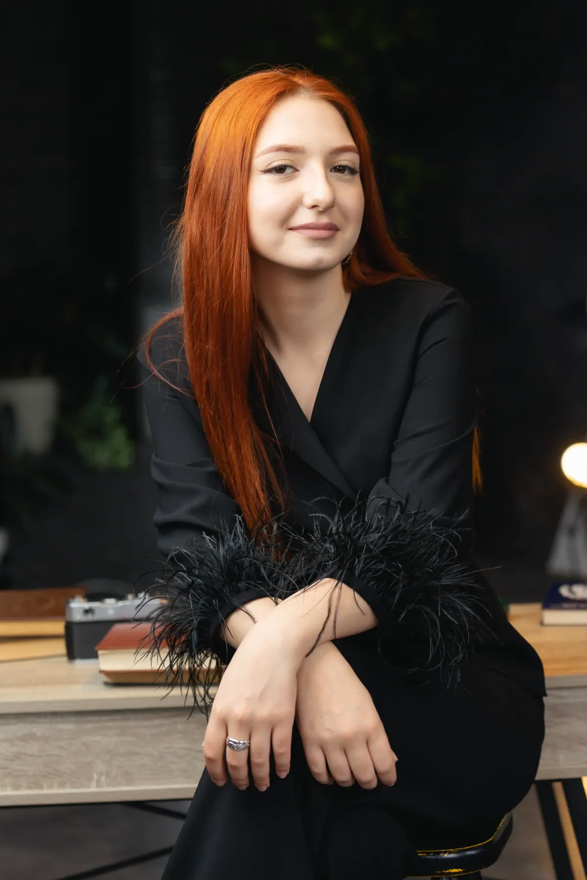 Portret de absolvent fotografiat în studio