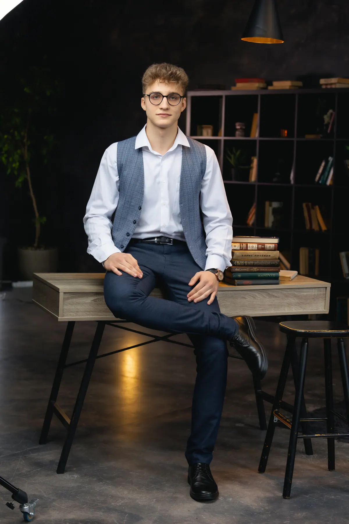 Portret de absolvent fotografiat în studio